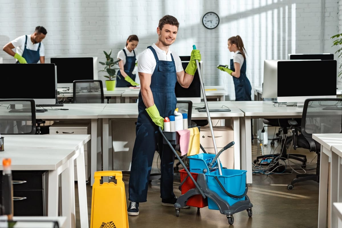Reinigung des Arbeitsplatzes während Bürobetrieb in Fürstenfeldbruck