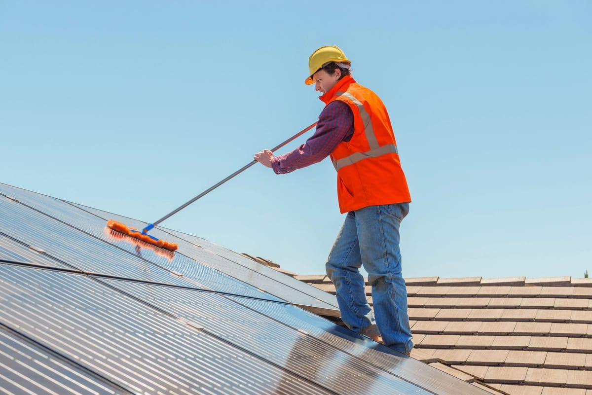 Reinigung der Photovoltaikanlage auf einem Dach in Alling