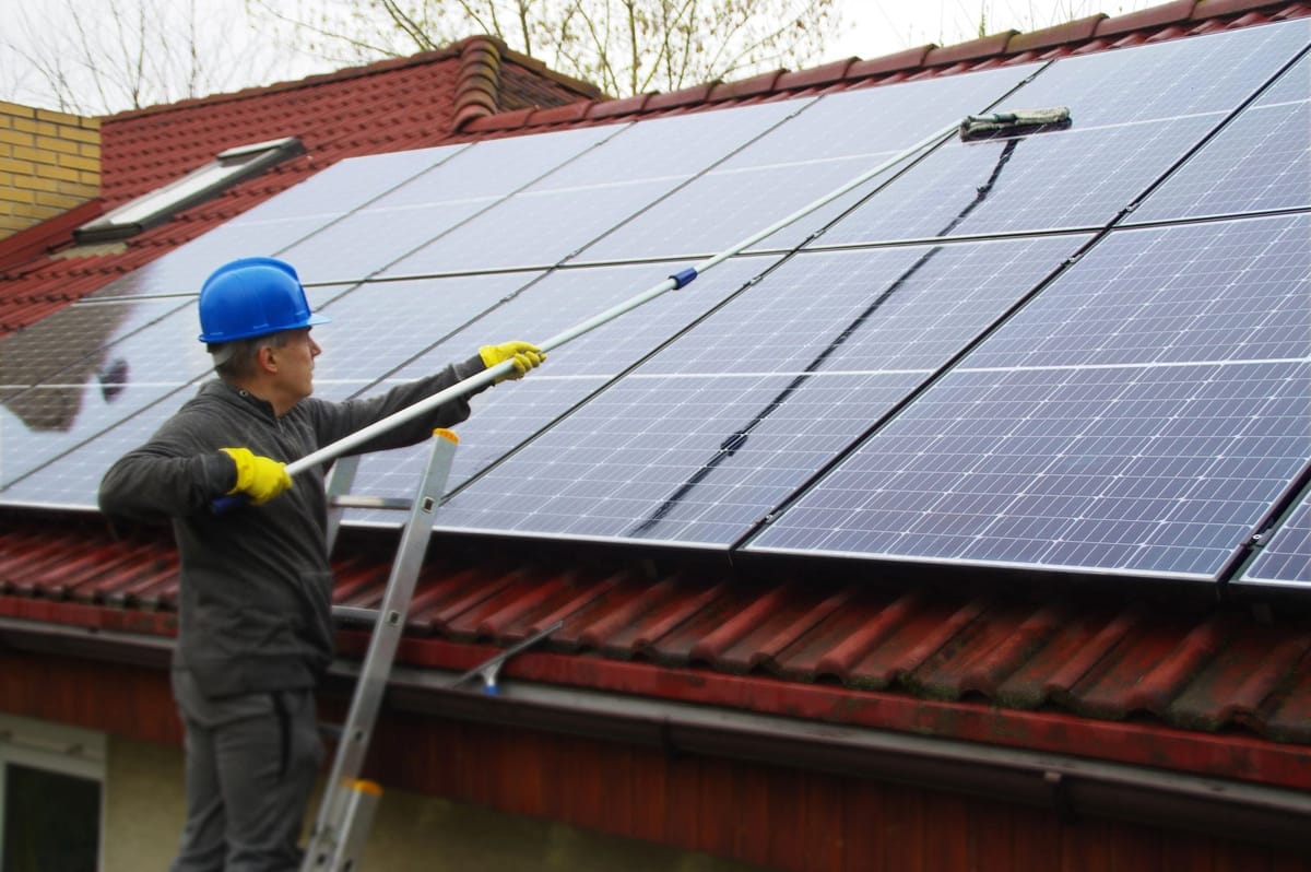 Reinigen der Photovoltaikanlage mit einem Spezialreiniger
