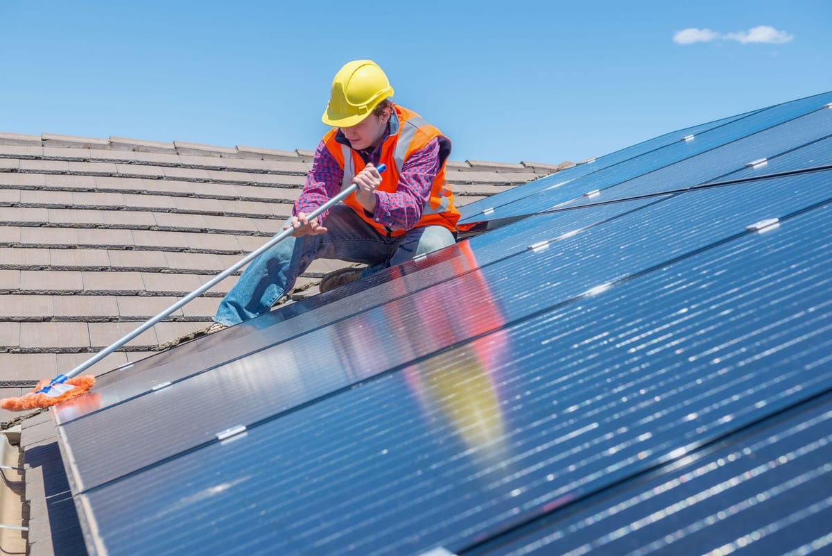 Reinigung einer Photovoltaikanlage auf einer Gewerbe-Immobilie