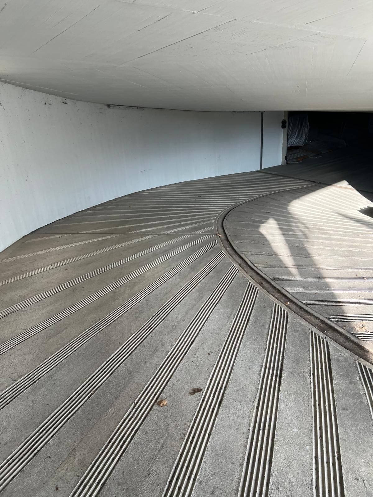 Saubere Zufahrt und gepflegte Tiefgarage in Emmering