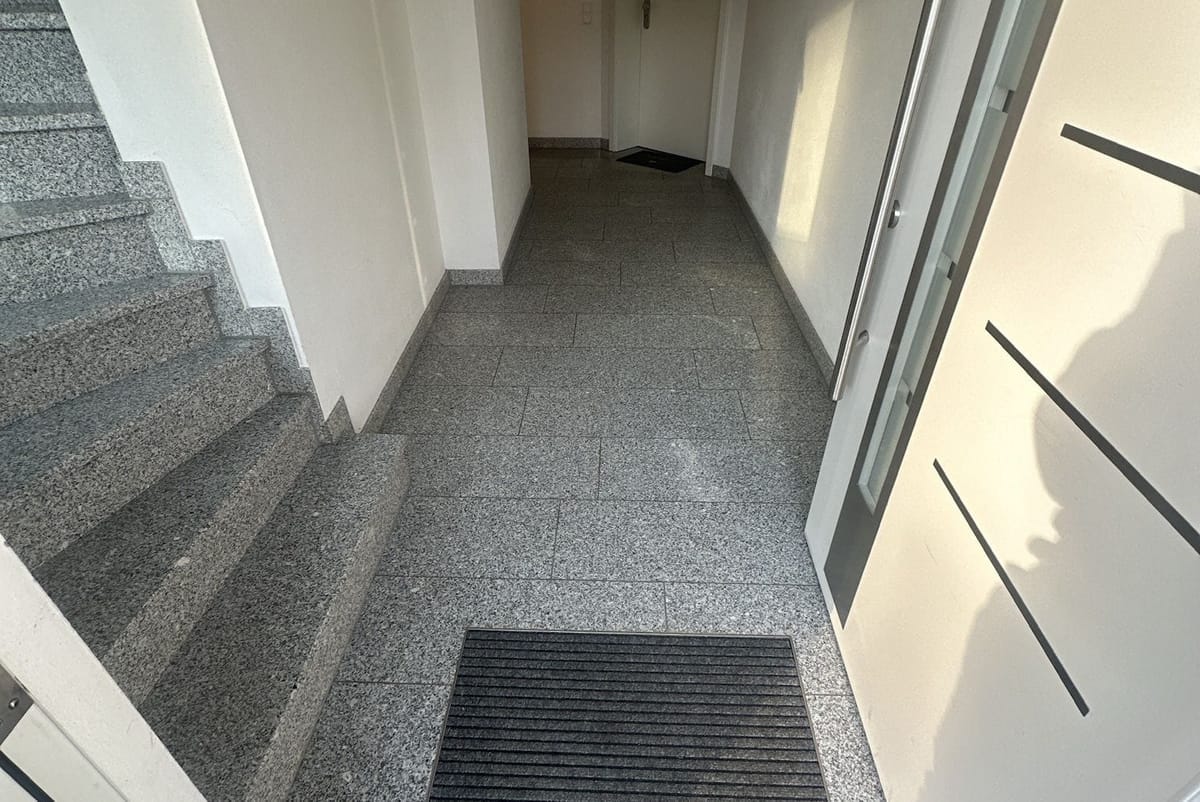 Der Eingangsbereich eines Mehrparteienhauses in München