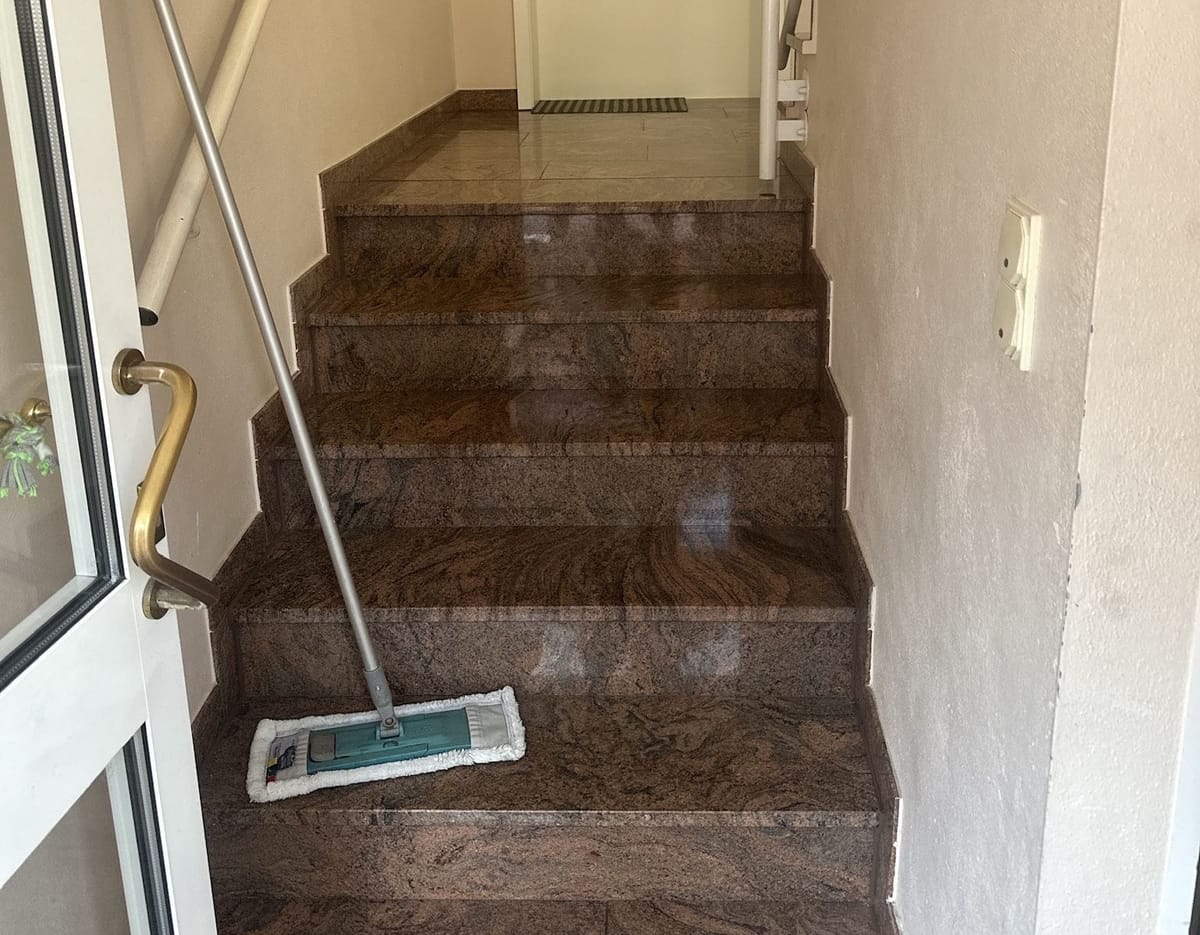 Wöchentliche Treppenhausreinigung in München